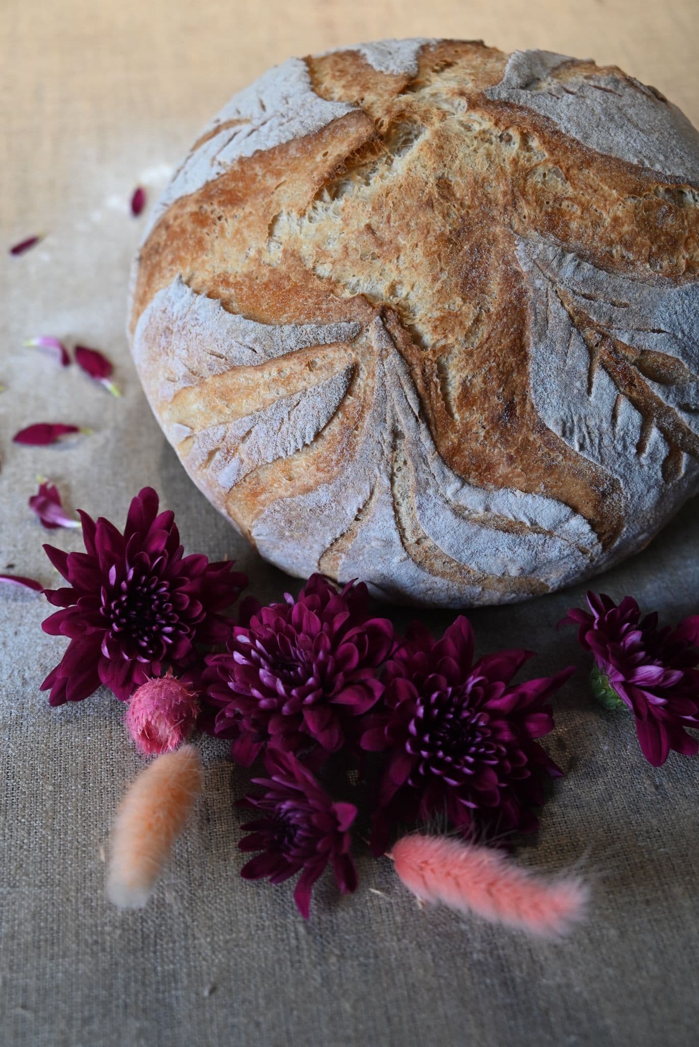 Handgemachtes Brot mit Hafer-Verzierung